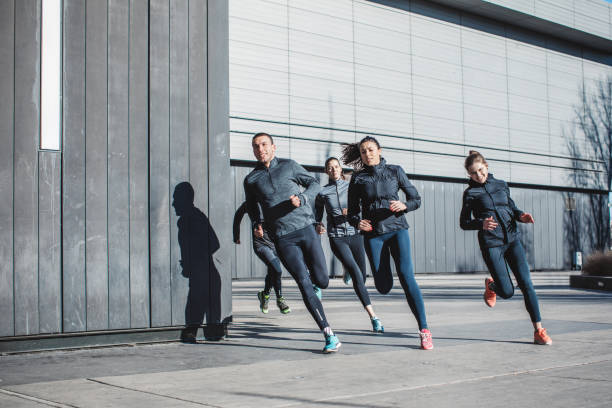 도시의 도로를 뛰는 러너들