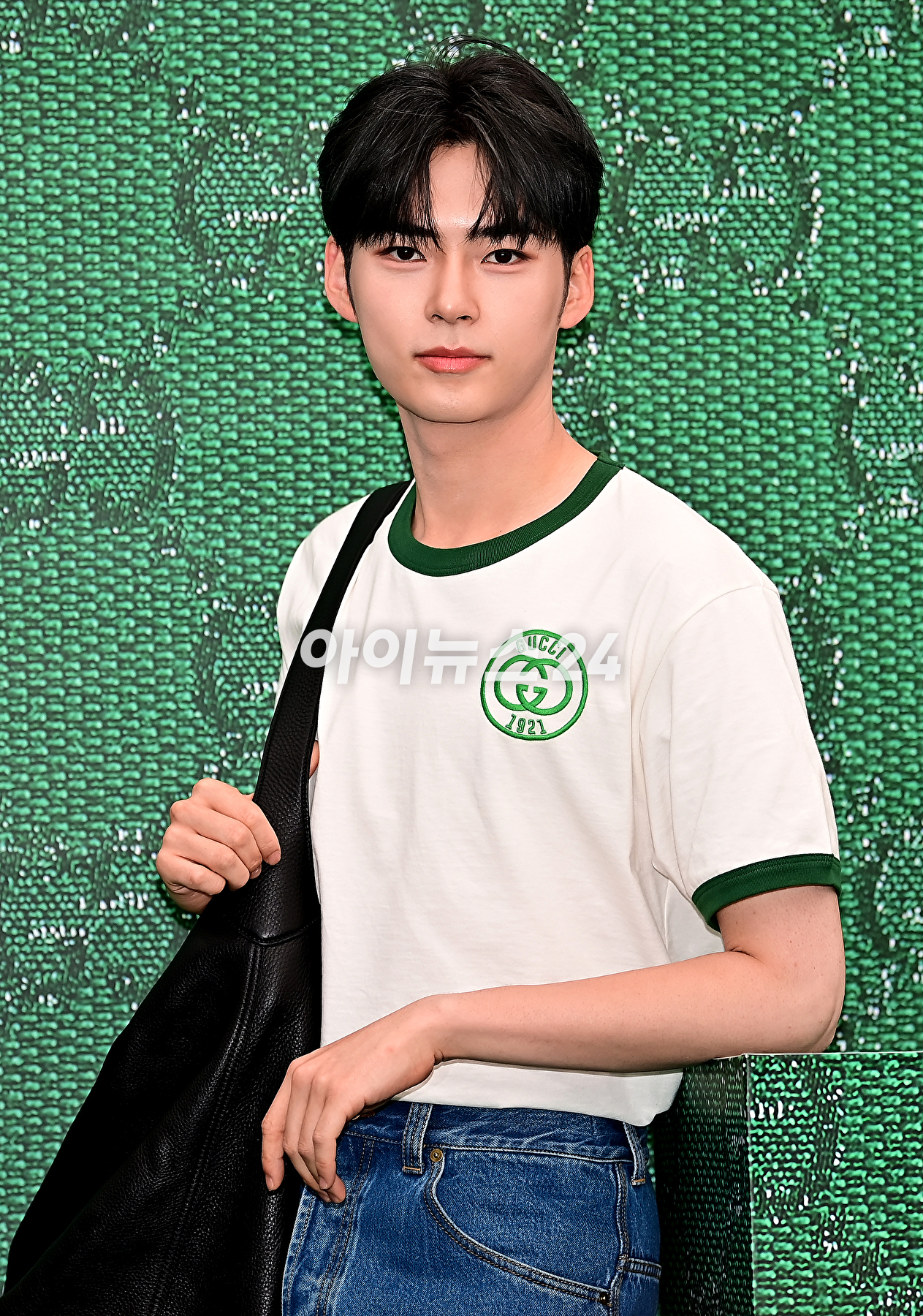 제로베이스원 성한빈이 6일 오후 서울 용산구 구찌가옥에서 열린 구찌(GUCCI) 신제품 출시 기념 행사에서 포토타임을 갖고 있다. [사진=곽영래 기자]