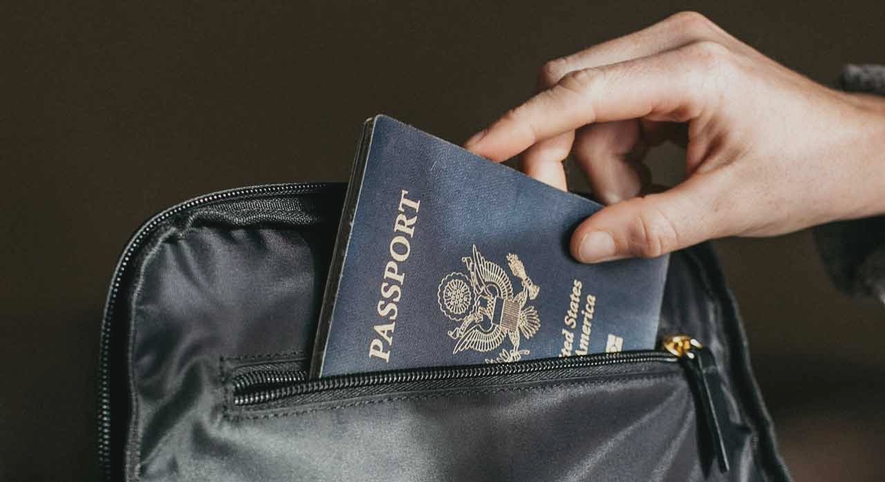 짐가방에서 여권을 꺼내는 모습. [ⓒPexels &lsquo;Vinta Supply Co. ❘ NYC&lsquo;]