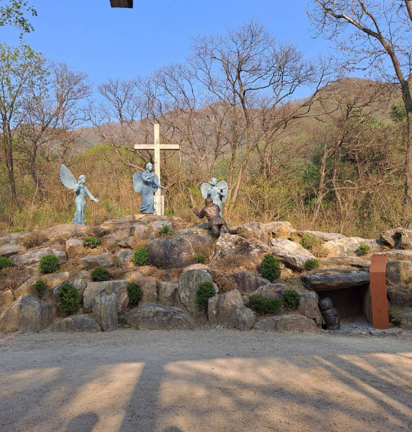 순례길 십자가와 세 천사
