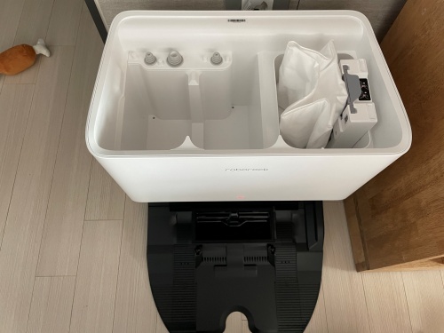 로보락S8 Pro 울트라 로봇청소기 도크 내부와 물탱크