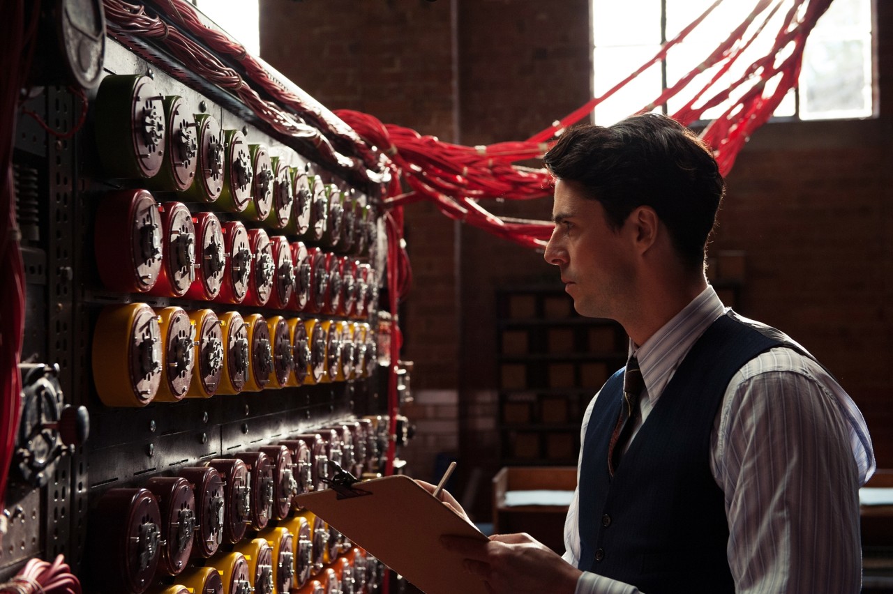 이미테이션-게임-스틸컷-컴퓨터와-수학자