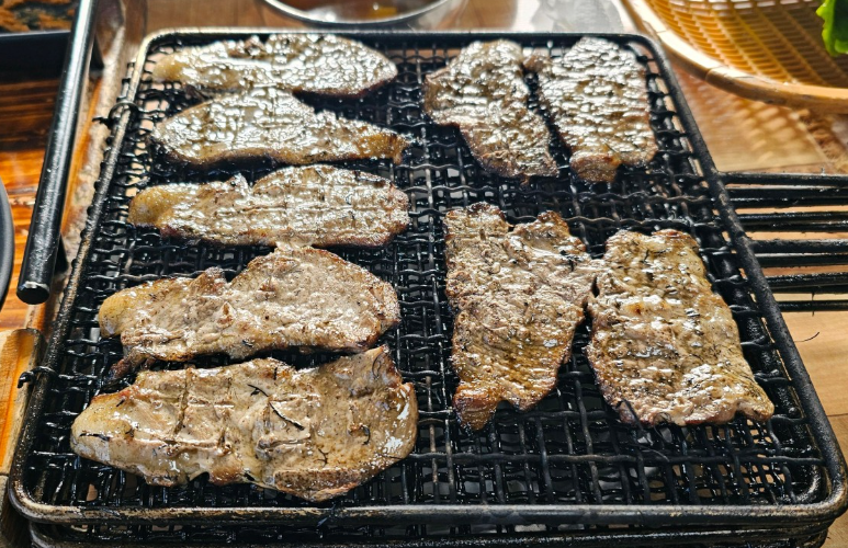 생방송투데이 전남 짚불삼겹살 짚불목살 짚불떡갈비 칠게장보리비빔밥 온라인구매 외국인의밥상 무안군 두암식당