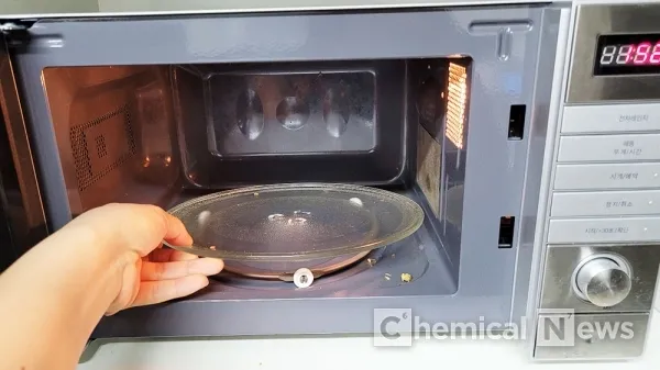 찌든 때부터 냄새까지 전자레인지 청소 레몬 식초로 간편하게 해결 완벽 관리_1