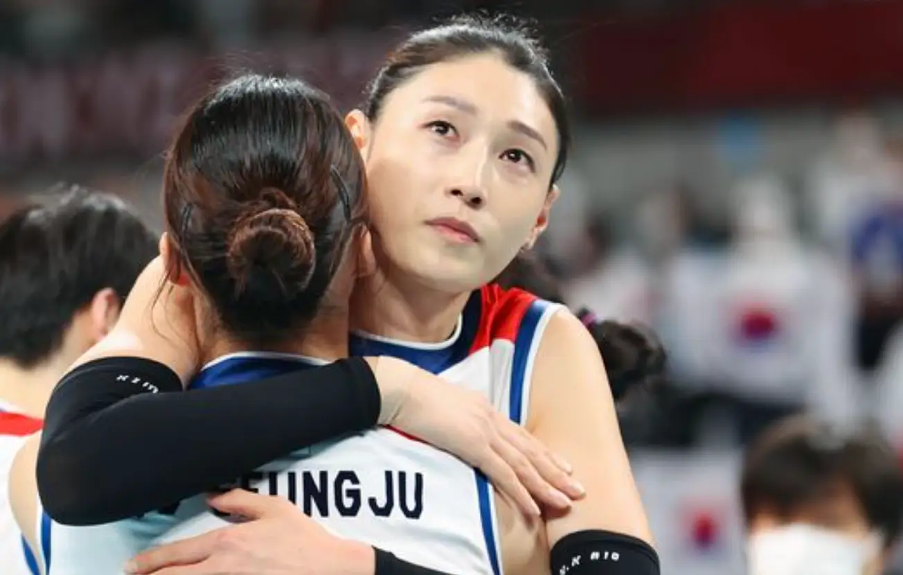 흰 옷을 입고 동료선수를 껴안는 김연경