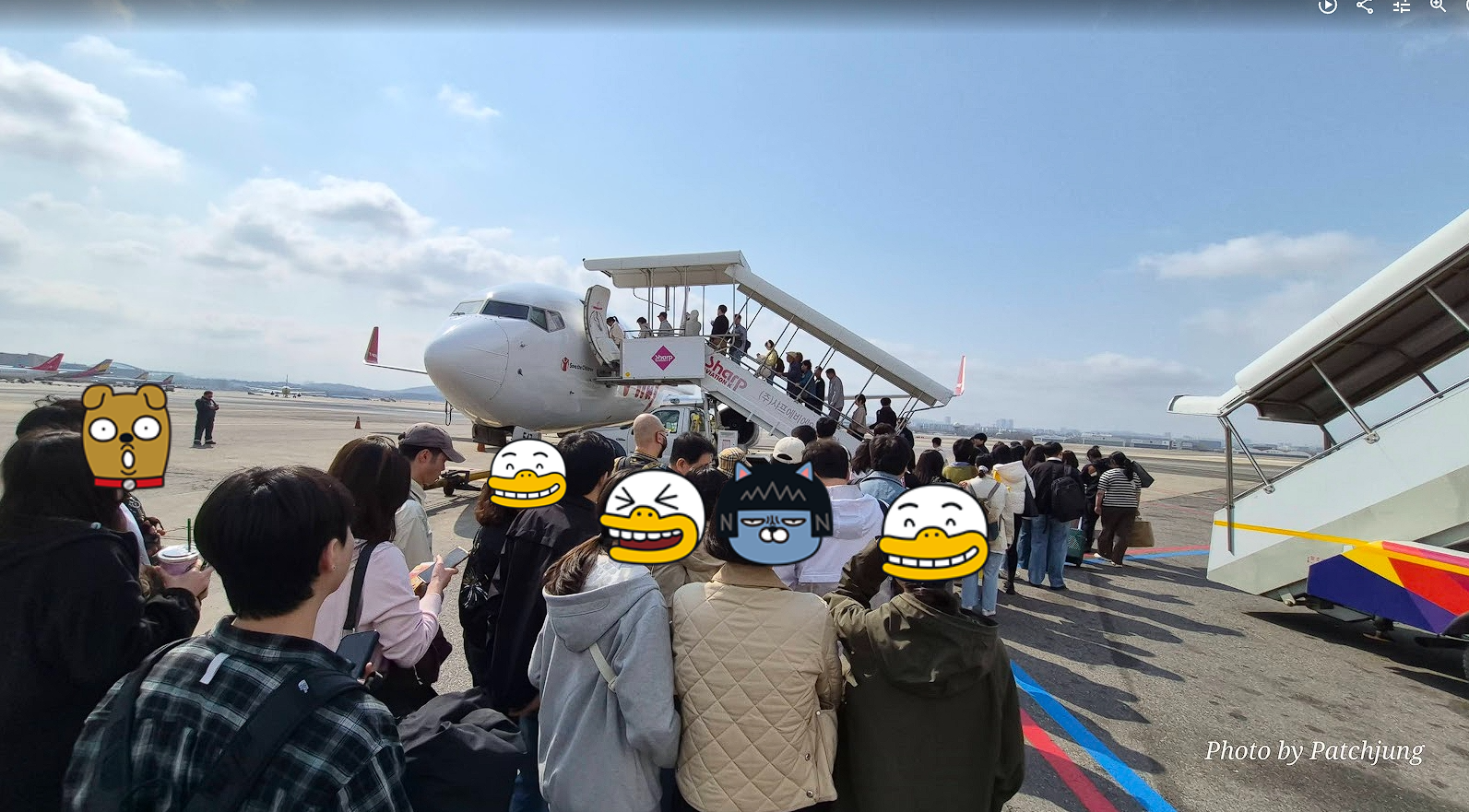 김포공항에서 비행기 탑승을 기다리는 뒷모습 사진