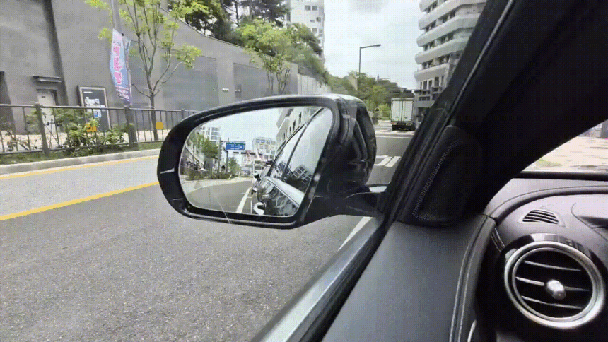 주행 중 벤츠 E-클래스 사이드미러가 자동으로 접히는 폴딩 동작