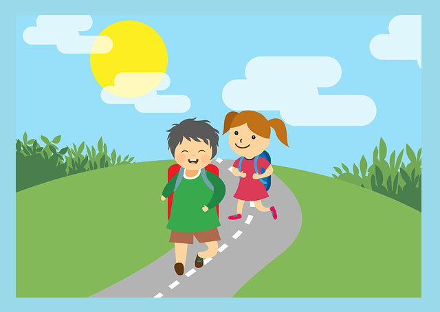 길을-걸어오는-초등학생들