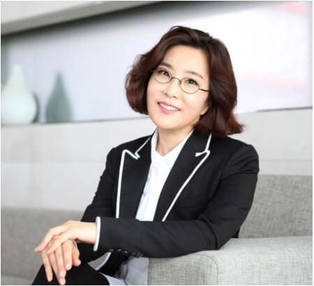 안경을쓰고있는-단발머리여성의모습