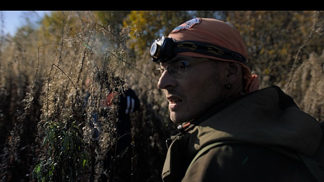 남성이 뭔가를 바라보는 모습