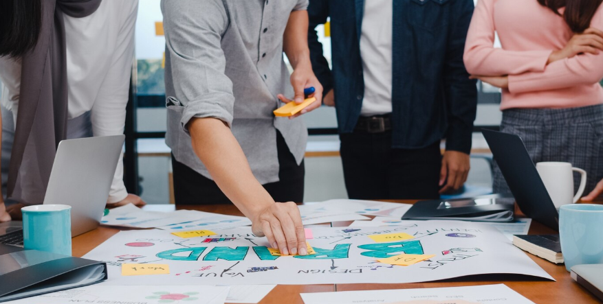 팀이 함께 일하는 직장인들