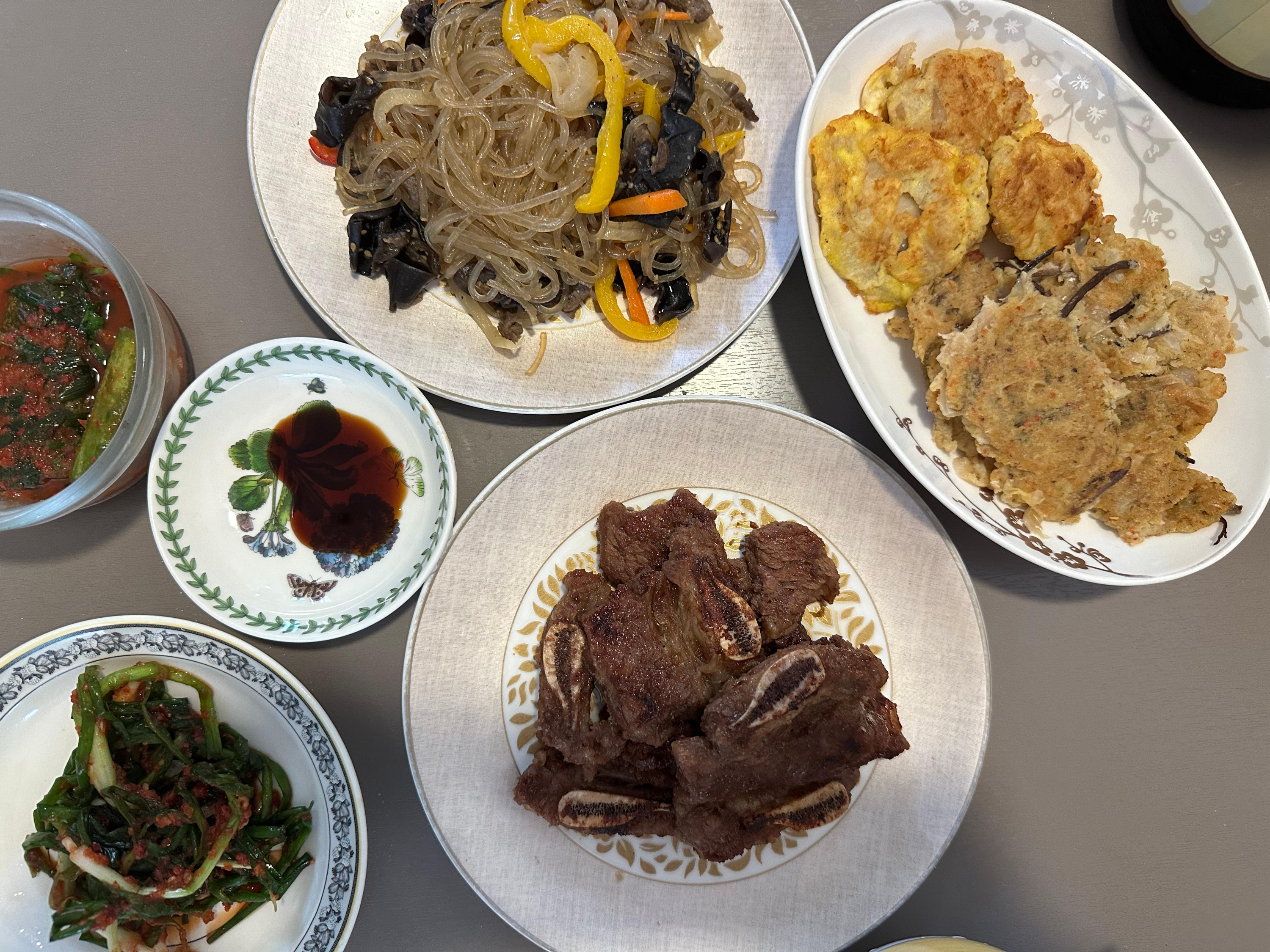 명절음식: 잡채, 갈비, 전