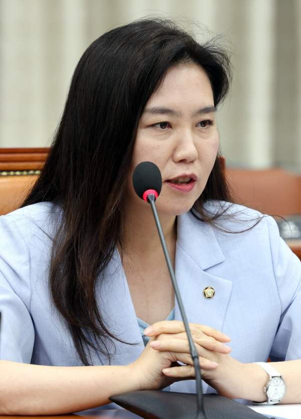 강유정 국회의원 프로필