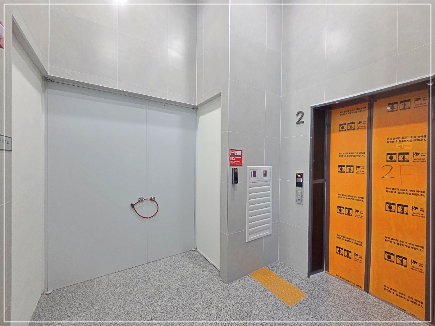 신축 건물의 공용부 상태를 보여주는 사진