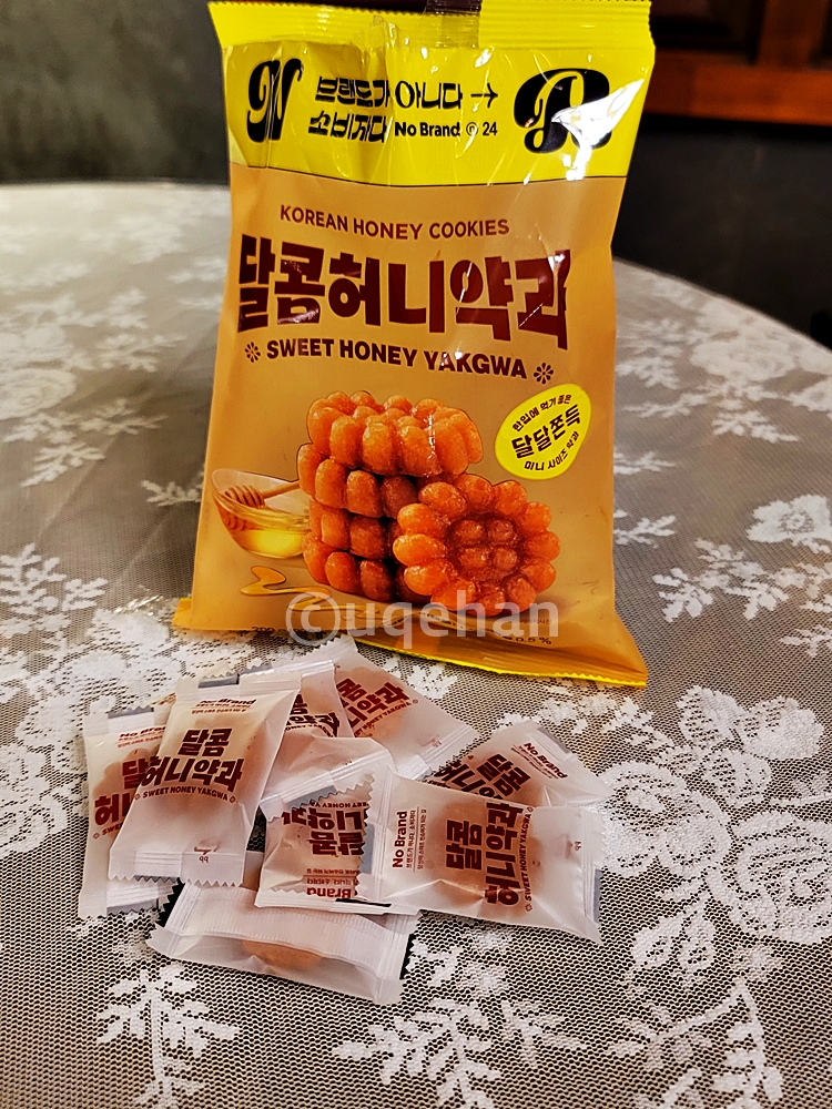 테이블 위에 노브랜드 달콤 허니 약과가 올려져 있고, 구성품인 약과가 꺼내져 있다.