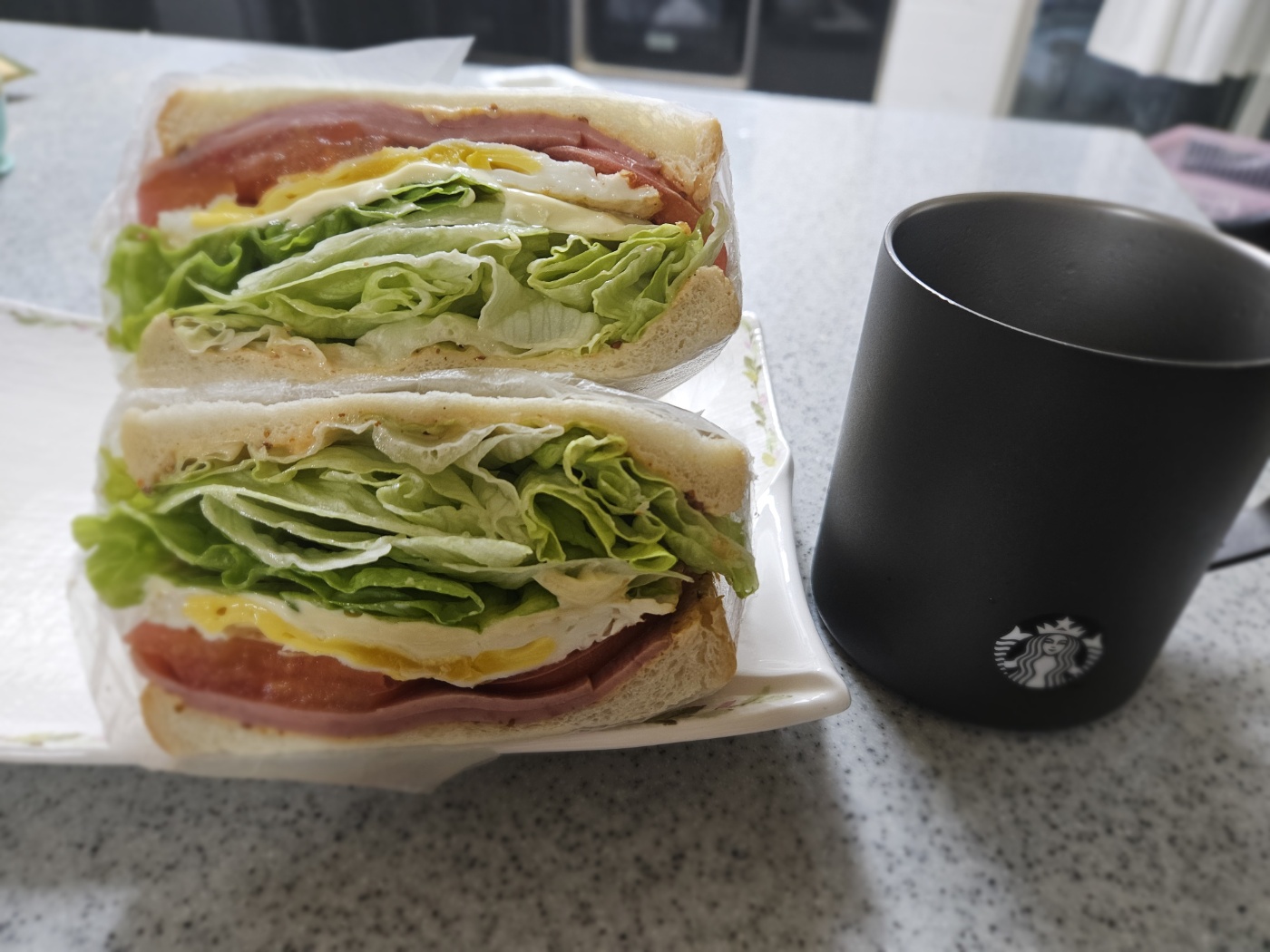 양상추가 듬뿍 들어간 수제 샌드위치와 따뜻한 커피 한 잔으로 즐기는 등원 후 혼자만의 브런치