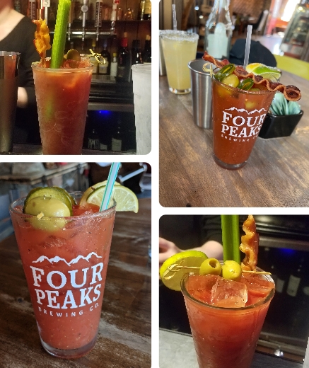 Four Peaks Brewing Co. 잔에 담긴 다양한 블러디메리 칵테일과 오이, 베이컨, 올리브 토핑