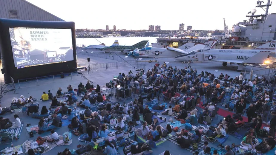 Intrepid Museum Summer Movie Series 뉴욕영화보기 해양항공우주박물관에서 영화를 보는 사람들