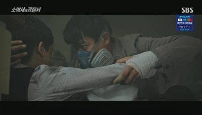 연기 속에서 생존자를 구해내고 있는 김래원의 모습입니다.