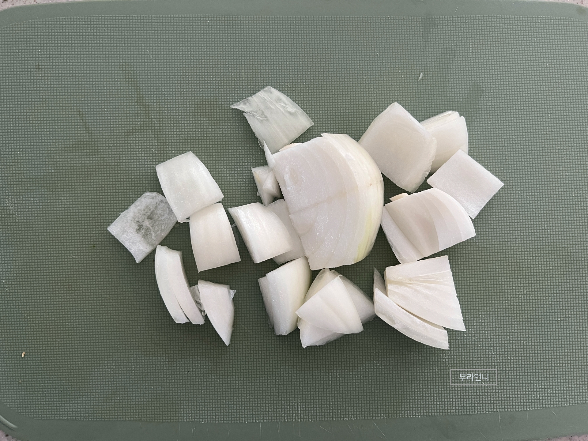 양파 1/2개 사각으로 썰기