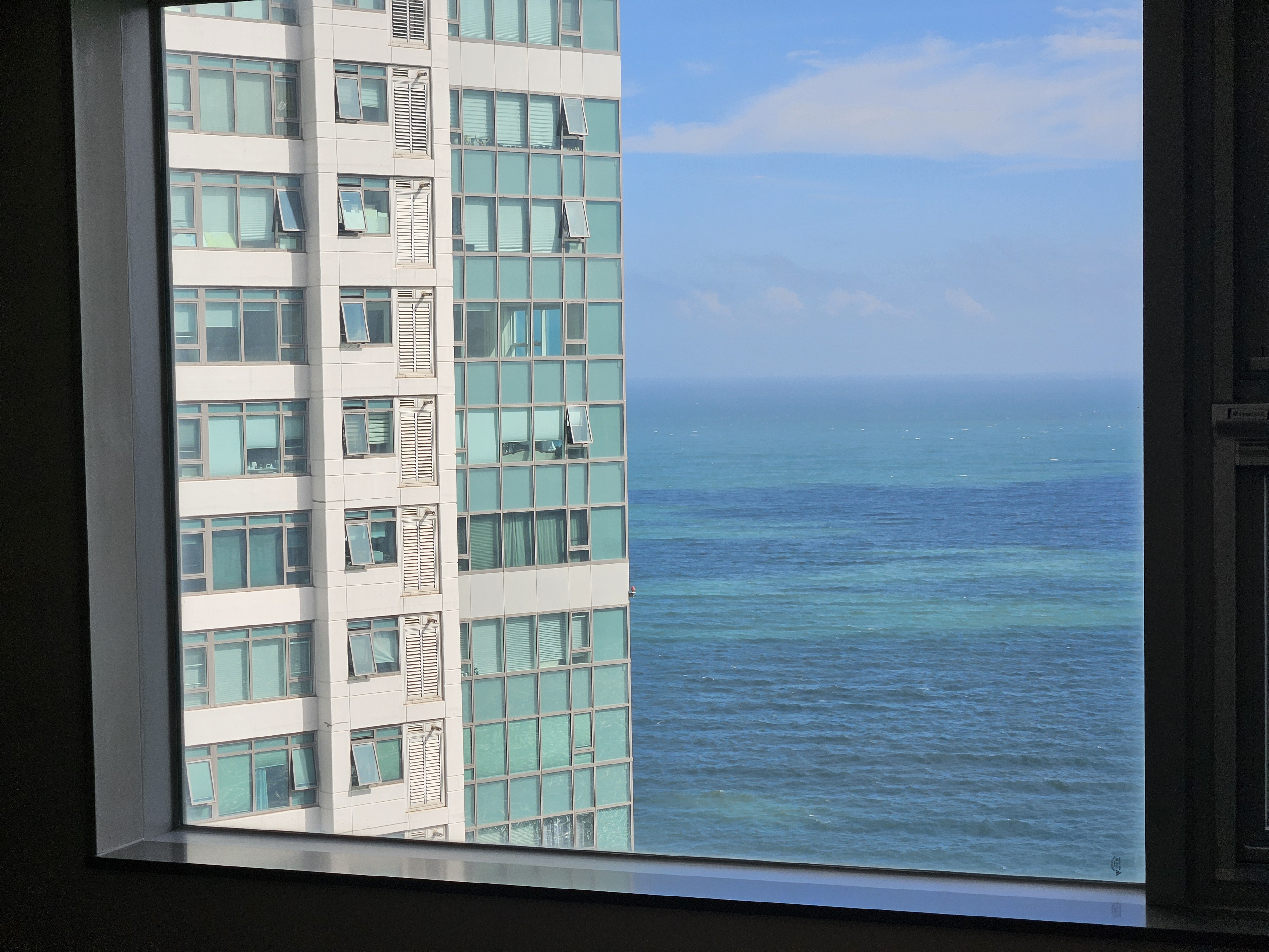 하늘에 떠 있는 느낌의 뷰