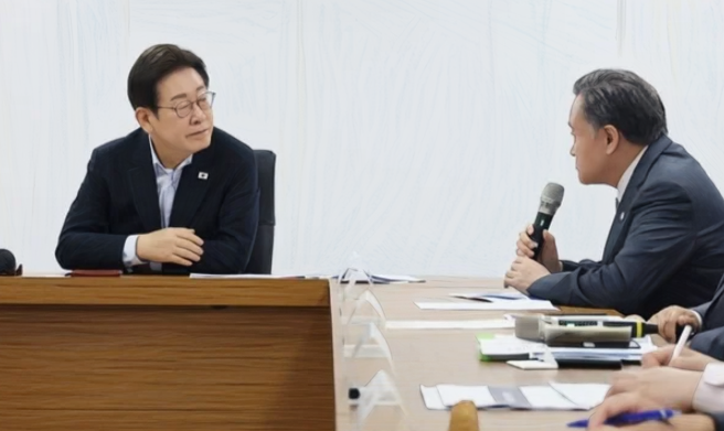 2025년 7월 25일, 이재명 대통령은 경기도 시흥시 SPC삼립 시화공장을 방문해 열린 현장 간담회에서 반복된 SPC 공장 내 산업재해를 구조적인 문제로 지적하며, 야간 장시간 근로의 위험성과 기업의 안전책임을 강하게 언급했습니다. 대통령은 “똑같은 사고가 같은 방식으로 반복되는 것은 시스템의 문제”라며, 노동자의 생명과 안전을 보호하기 위한 근본적 개선을 촉구했고, 현장에는 고용노동부 장관과 정책실장 등 정부 관계자, SPC그룹 허영인 회장과 주요 임직원, 노조 대표 등이 함께 참석했습니다.