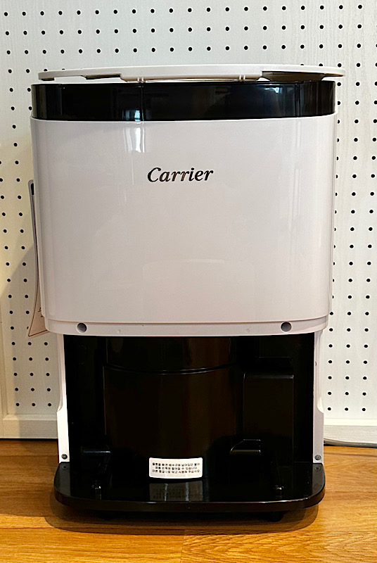 캐리어 클라윈드 제습기 정면 사진. 하단에 물통이 장착되어 있으며, 전면 커버 없이 내부 구조가 일부 드러난 상태