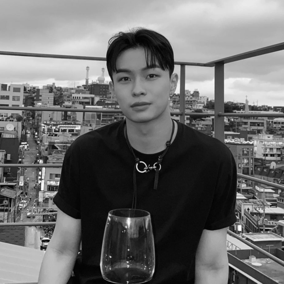 원밀리언_댄스팀의_댄서_예찬이_와인잔과_함께_찍힌_사진이다.