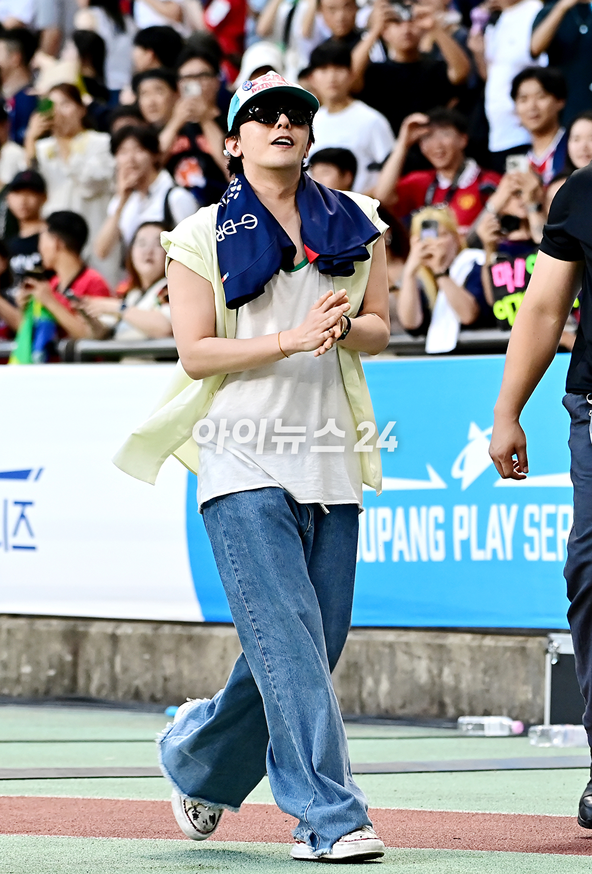 지드래곤이 3일 부산아시아드주경기장에서 열린 PSG와 전북 현대와의 쿠팡플레이 시리즈 3차전을 관전한 뒤 경기장을 나서고 있다. [사진=곽영래 기자]