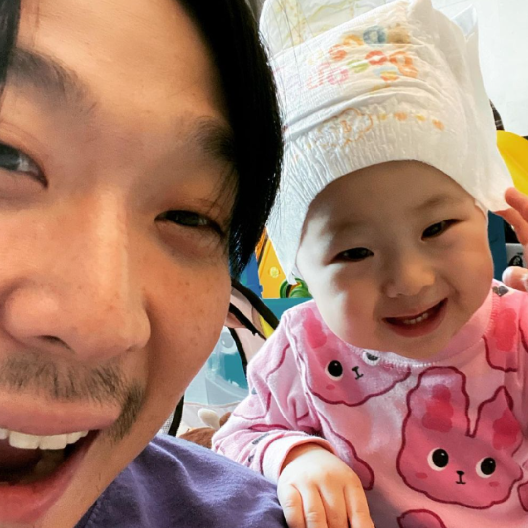 하하-딸-송이-기저귀-모자-쓰고-웃는-모습