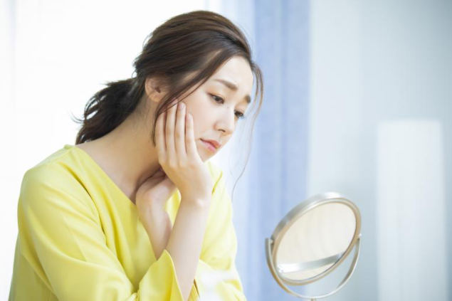 피부를 걱정하는 여성