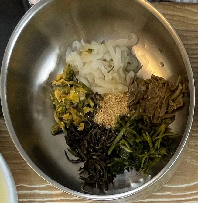 곰취, 산뽕잎, 고사리, 호박고지, 무볶음, 취나물, 다래순이 들어간 산채비빔밥