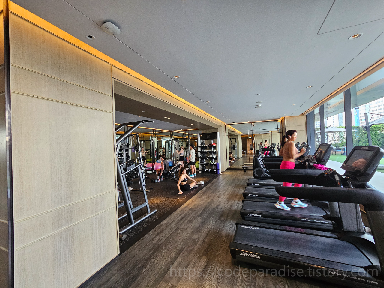 ํธํ
์ฌ์ง