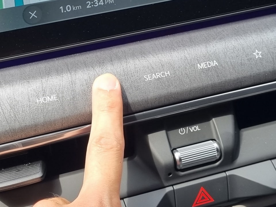 EV9 가운데 인포테인먼트 버튼은 조작감이 떨어집니다.