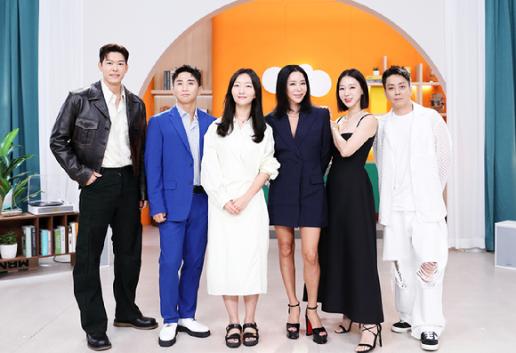 20일 열린 MBN 예능프로그램 &#39;돌싱글즈4&#39; 제작발표회에서 박선혜 PD&#44; 이혜영&#44; 유세윤&#44; 이지혜&#44; 은지원&#44; 오스틴강이 포토타임을 갖고 있다. [사진=MBN]