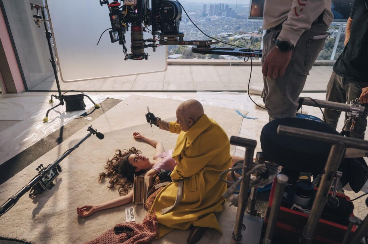 자신이 만든 젊은 '수'를 파괴하려는 엘리자베스의 모습이 담긴 영화 스틸컷