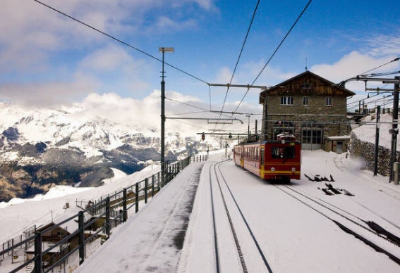 겨울 여행 추천지 모습중에 눈쌓인 철도 모습