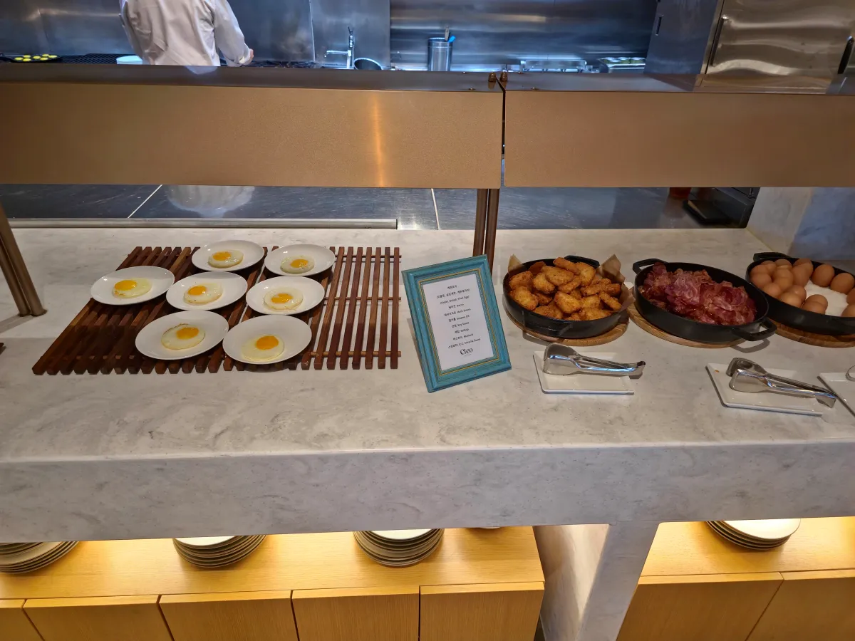 계란후라이와 베이컨, 고기 등등