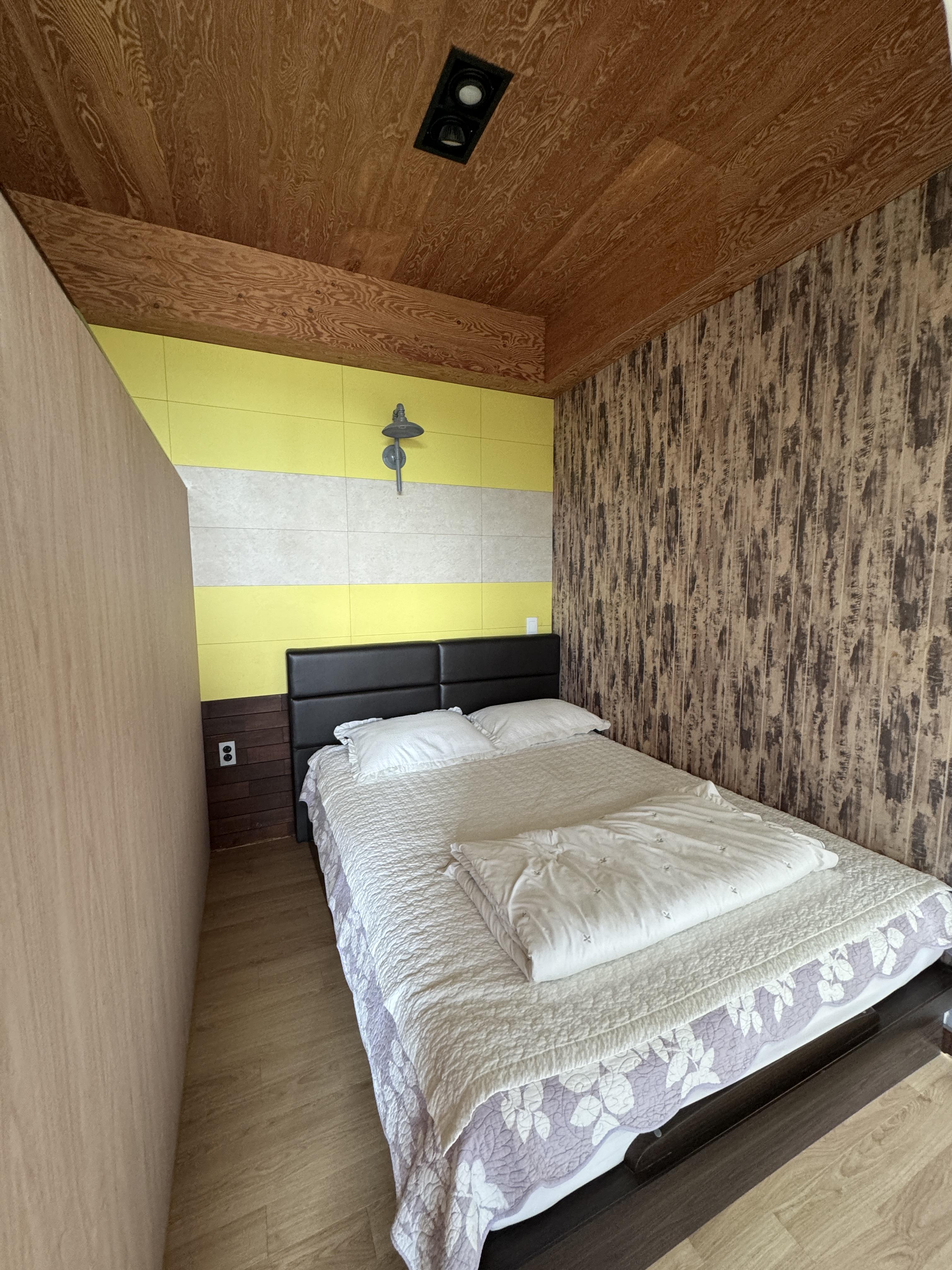 고성-티티펜션-1층-더블침대공간