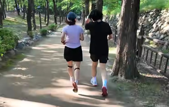 무릎보호대를 착용하고 슬로우 조깅을 하는 사진