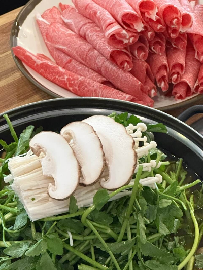 냄비든 야채와 생고기