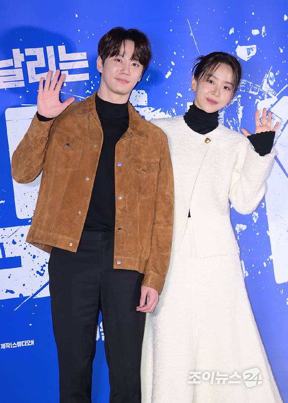 배우 이준영과 신혜선이 18일 오후 서울 용산구 한강로동 CGV 용산아이파크몰에서 열린 영화 &#39;용감한 시민&#39;(감독 박진표) 언론시사회에 참석하고 있다. [사진=정소희 기자]