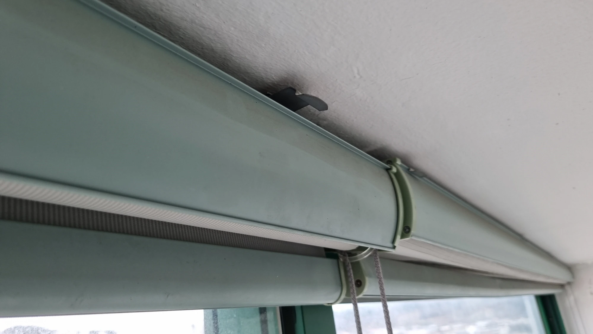 블라인드 레일 끼우는 방향