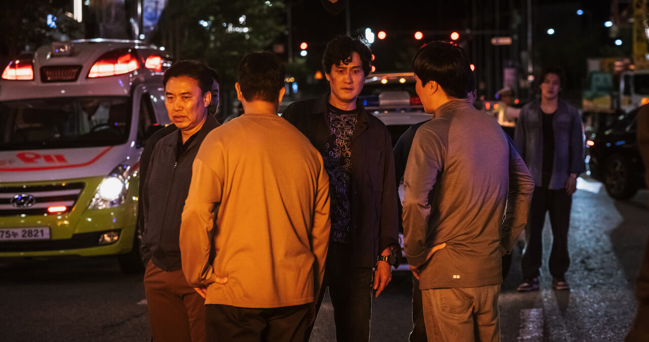 조훈의 지시로 죽음을 맞이한 엄수진과 창락을 발견한 오상재와 이강수가 망연자실한 표정을 짓고 있는 모습