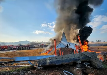 무안공항 활주로 야간 화재 대응 장면,