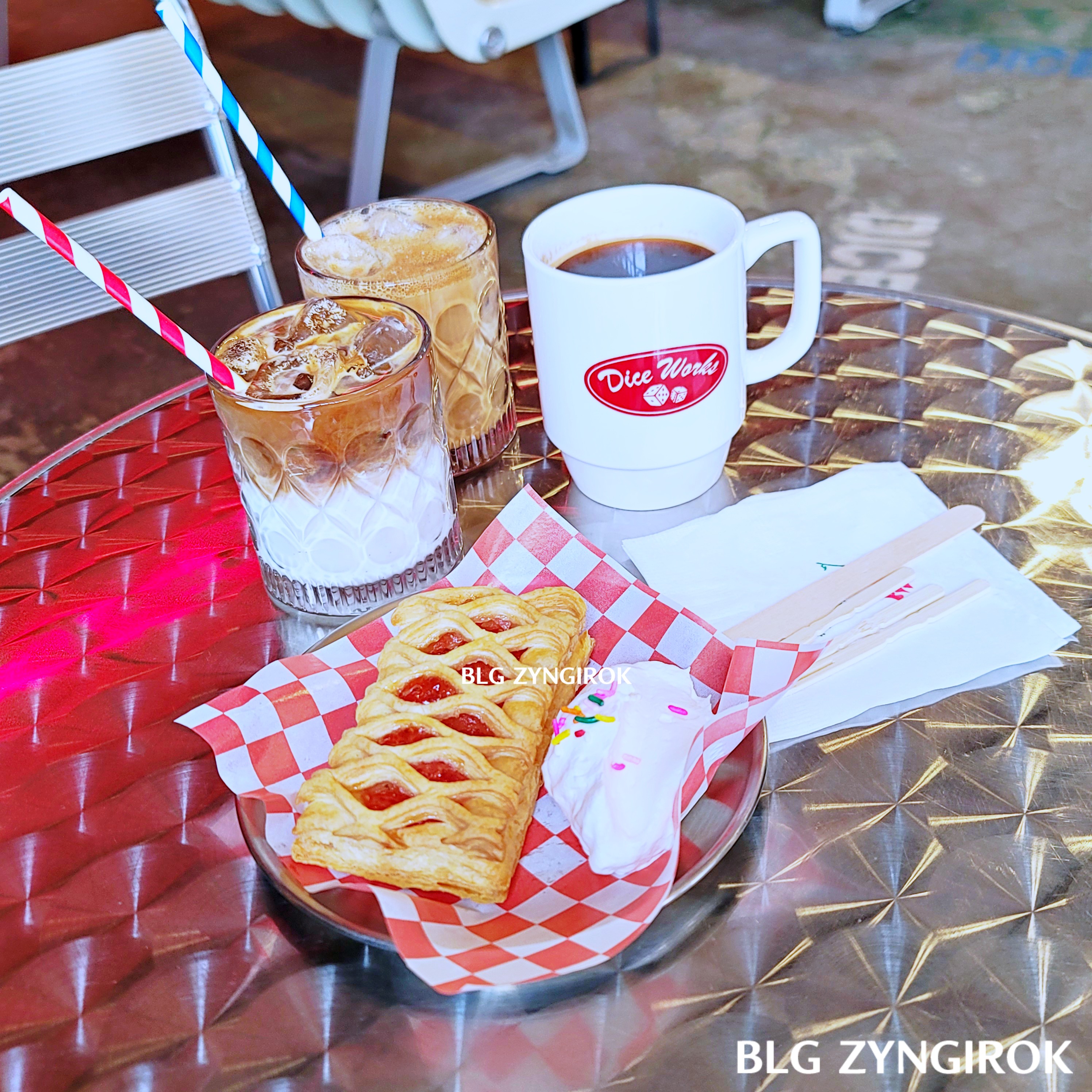 양주 카페 DICE WORKS - 주문한 커피와 디저트 모습이다.