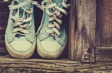 더러워진 운동화 사진