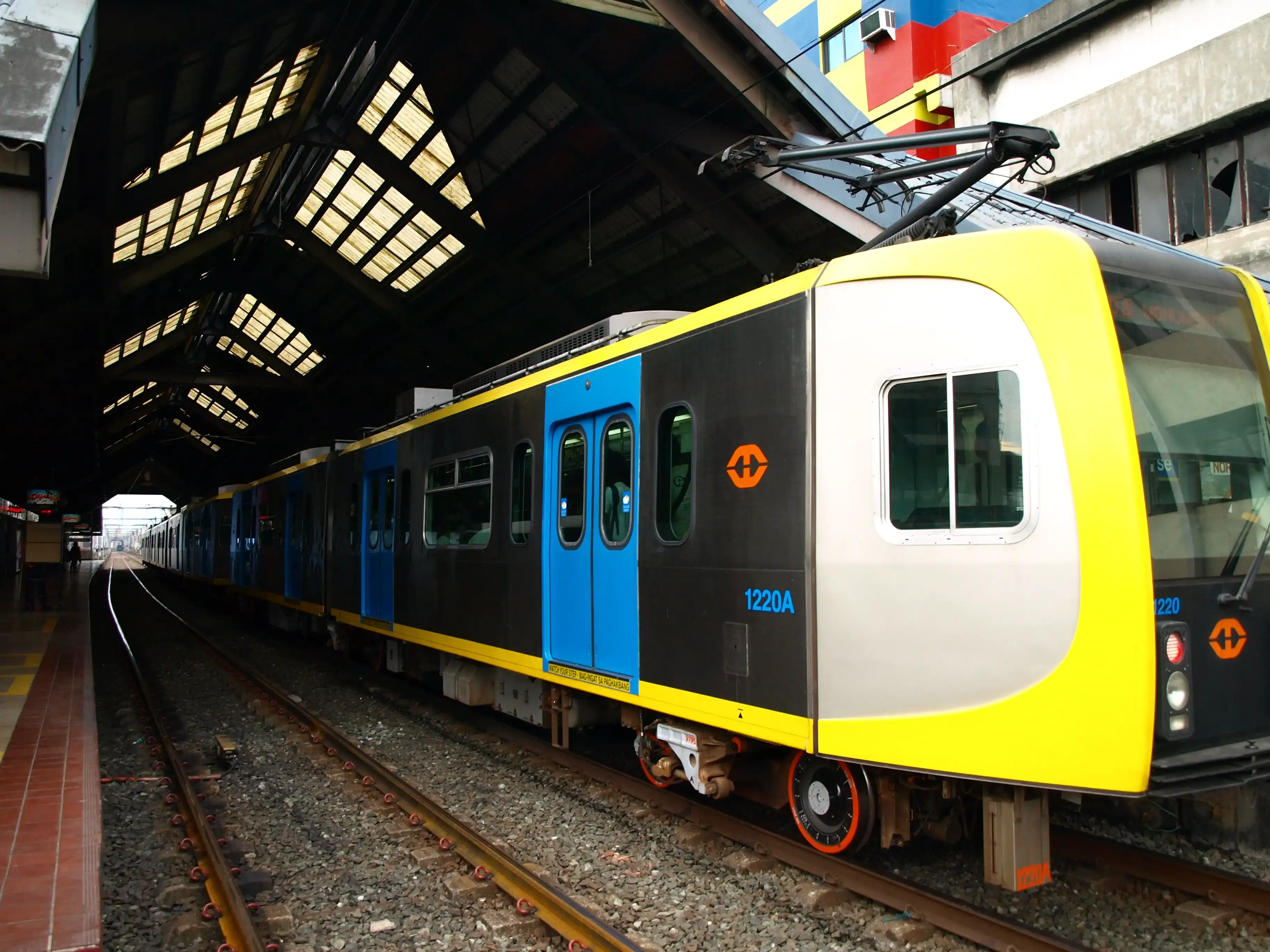 메트로 마닐라 LRT-1 노란색 전철의 모습