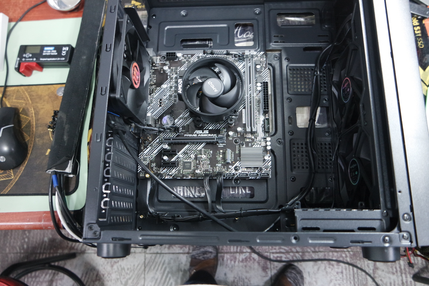 ATX메인보드를 장착할 수 있을 정도로 넓습니다.