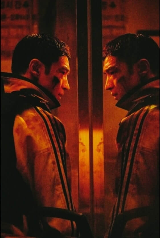 Time to Hunt : 주인공 준석이 엘리베이터 반사면 앞에 서 있는 장면